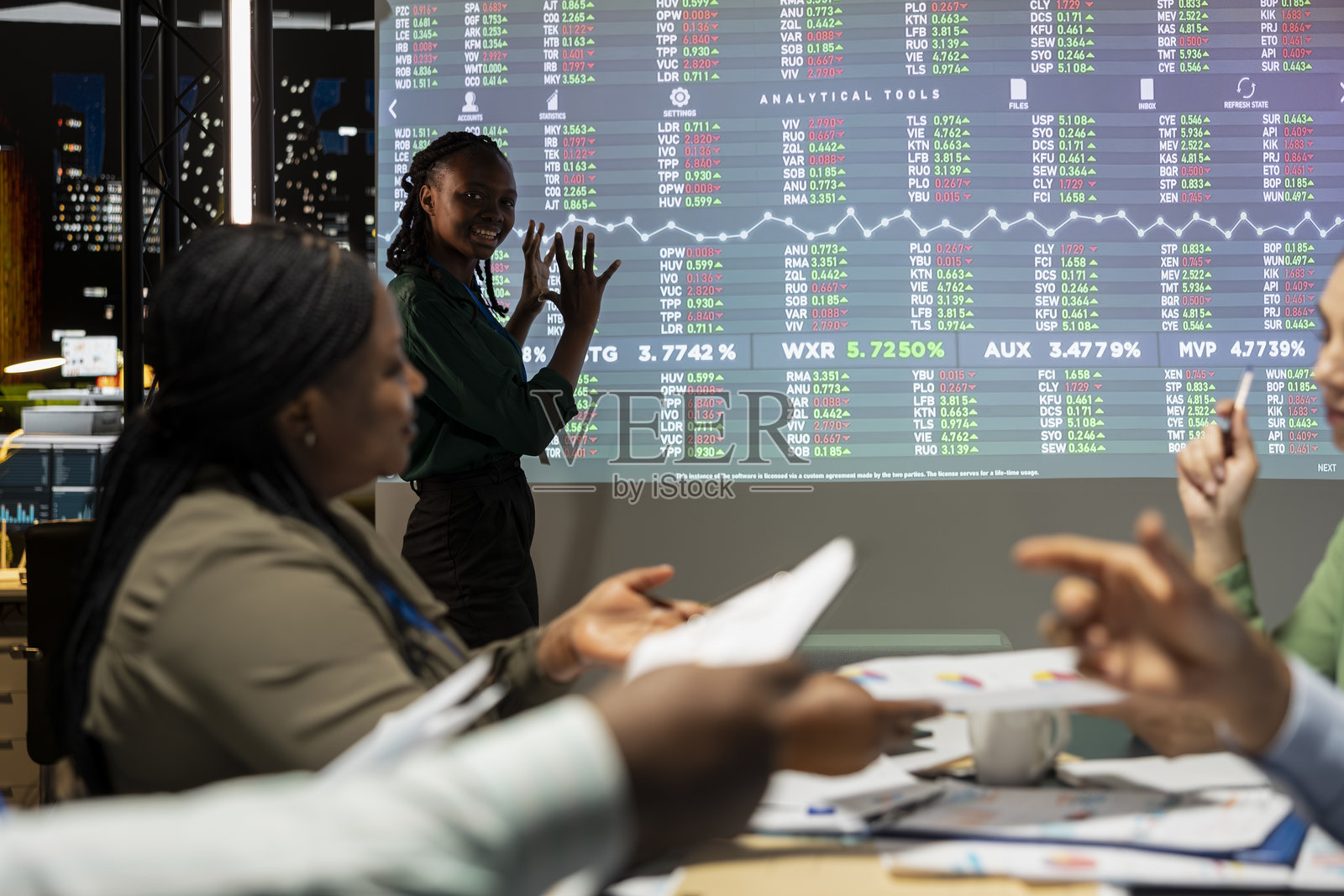 多元化的商业团队正在交流项目细节和重要信息照片摄影图片