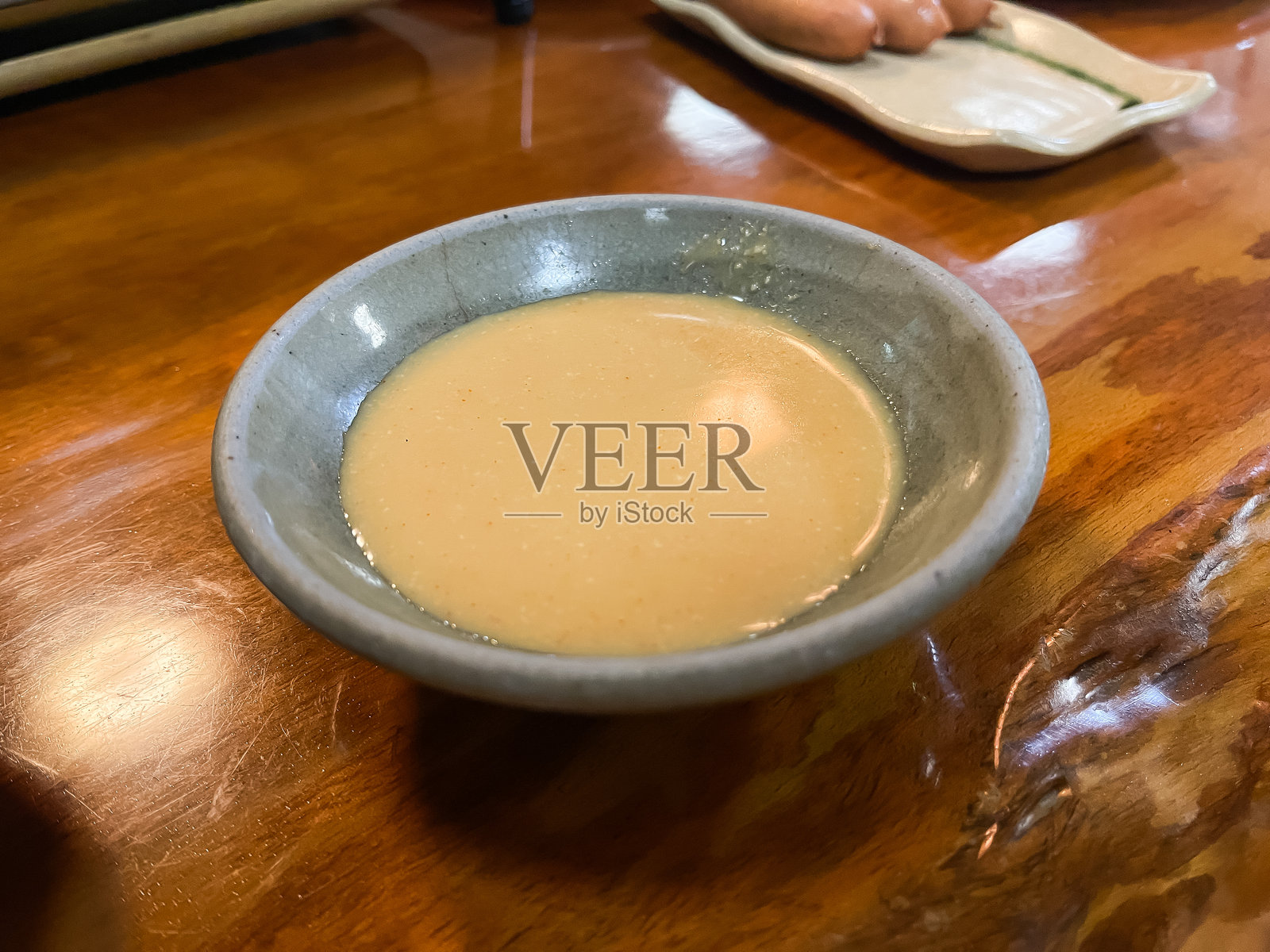 日式烤肉酱,味噌风味。日式烧肉店。照片摄影图片