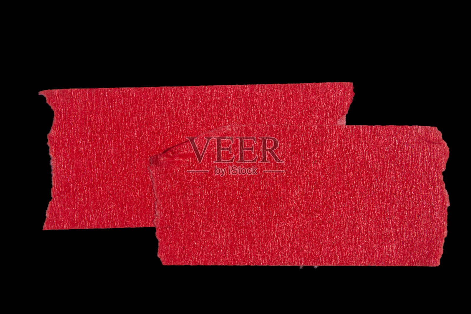 撕裂的纸张,带有红色胶带,贴在黑色背景上照片摄影图片