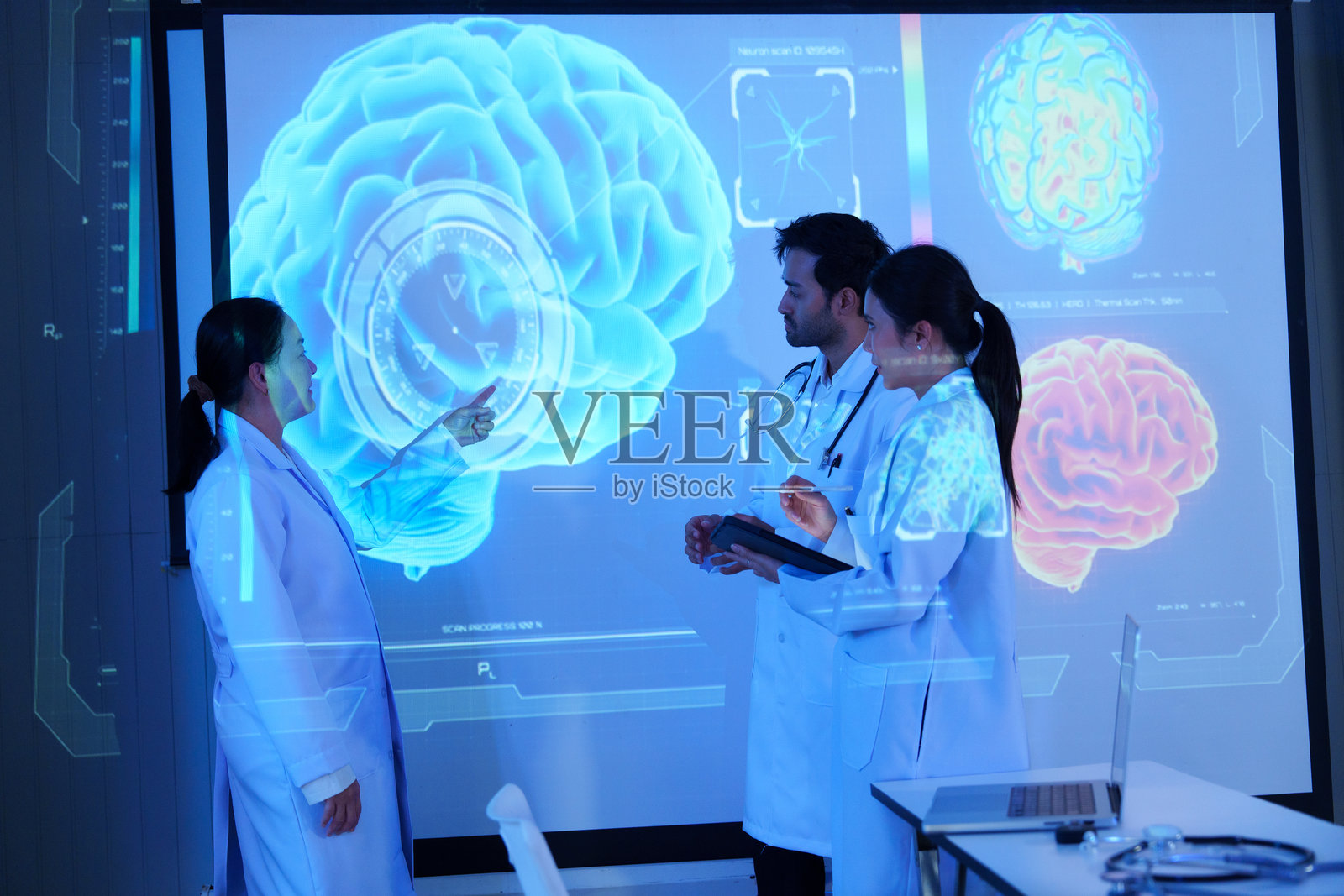 医生和护士在会议室通过视频会议讨论和分析患者的心脏病。照片摄影图片