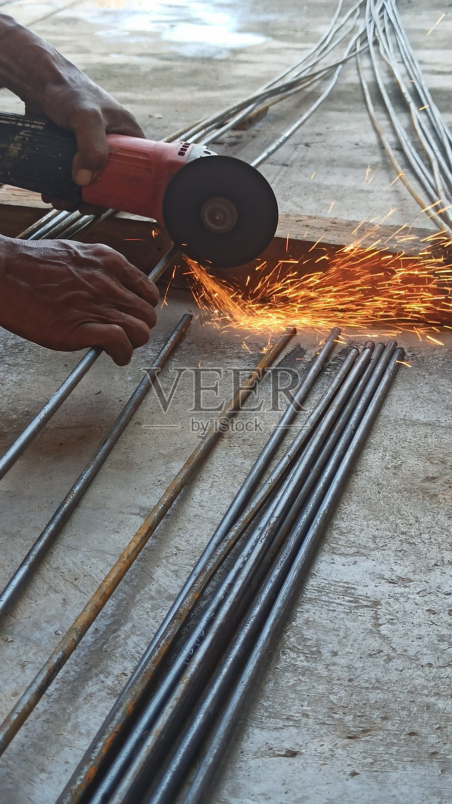 用角磨机切割钢材照片摄影图片