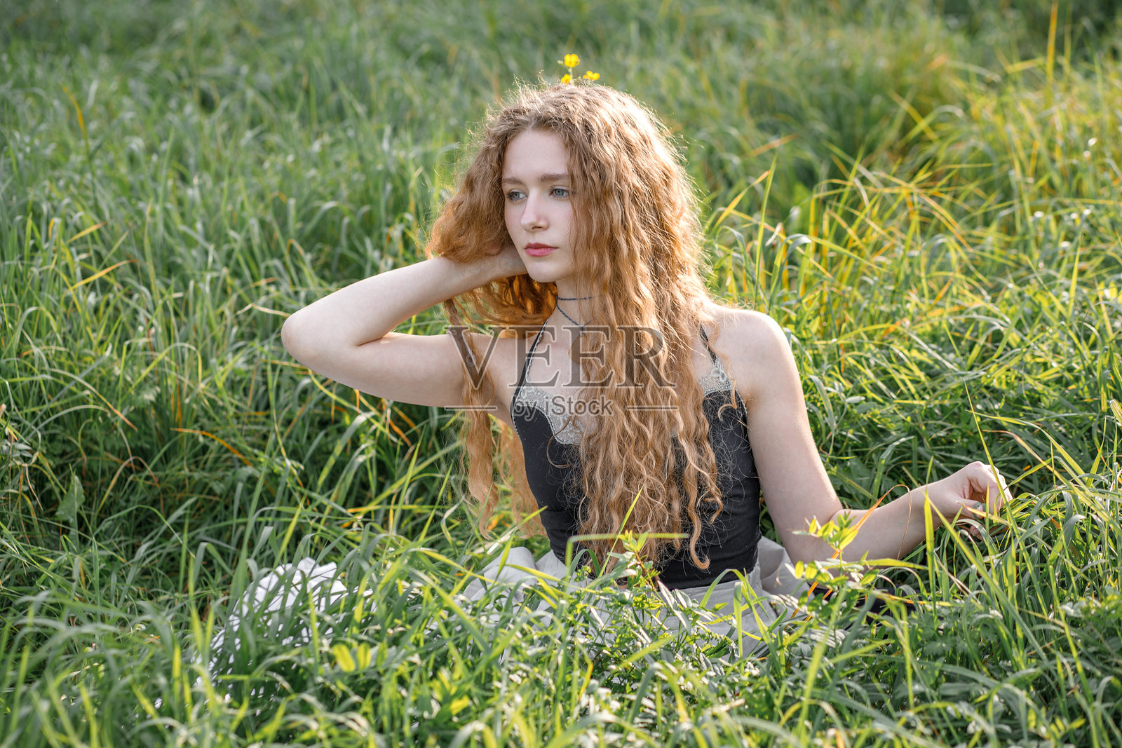 夕阳下年轻嬉皮士女性的时尚肖像,在大自然背景下摆姿势照片摄影图片