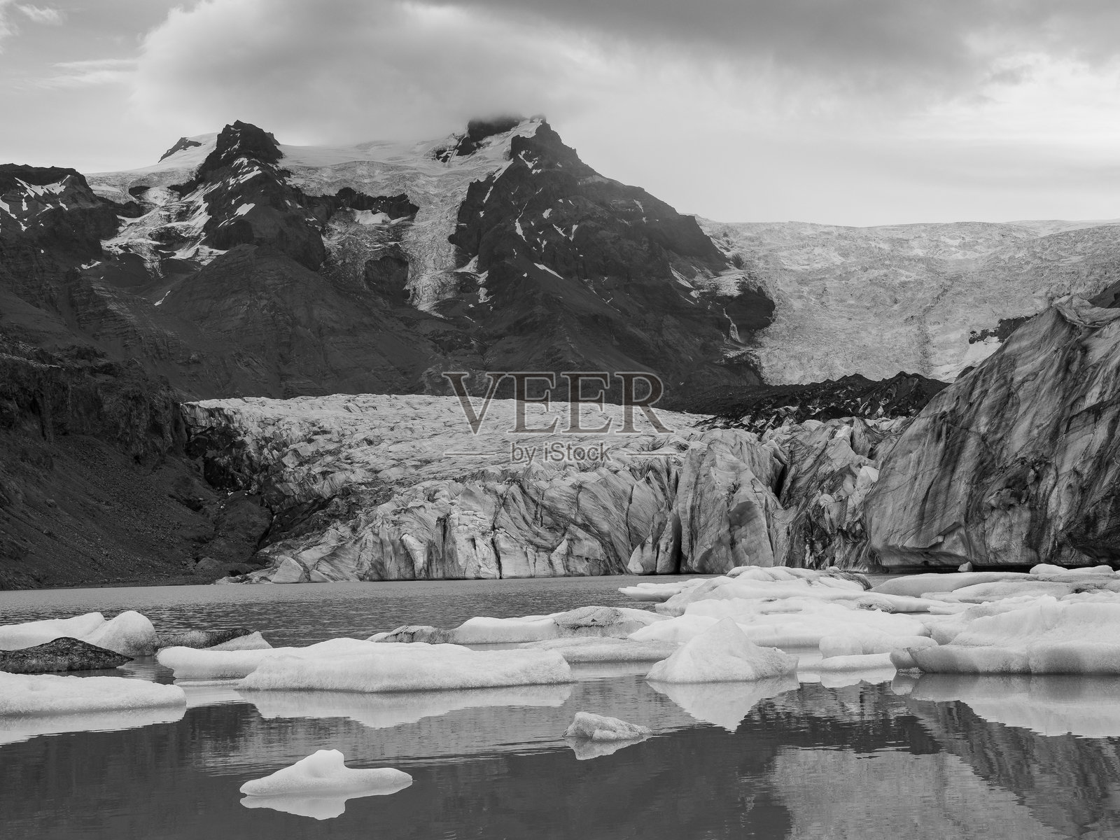 冰岛的斯维纳冰川和湖泊照片摄影图片