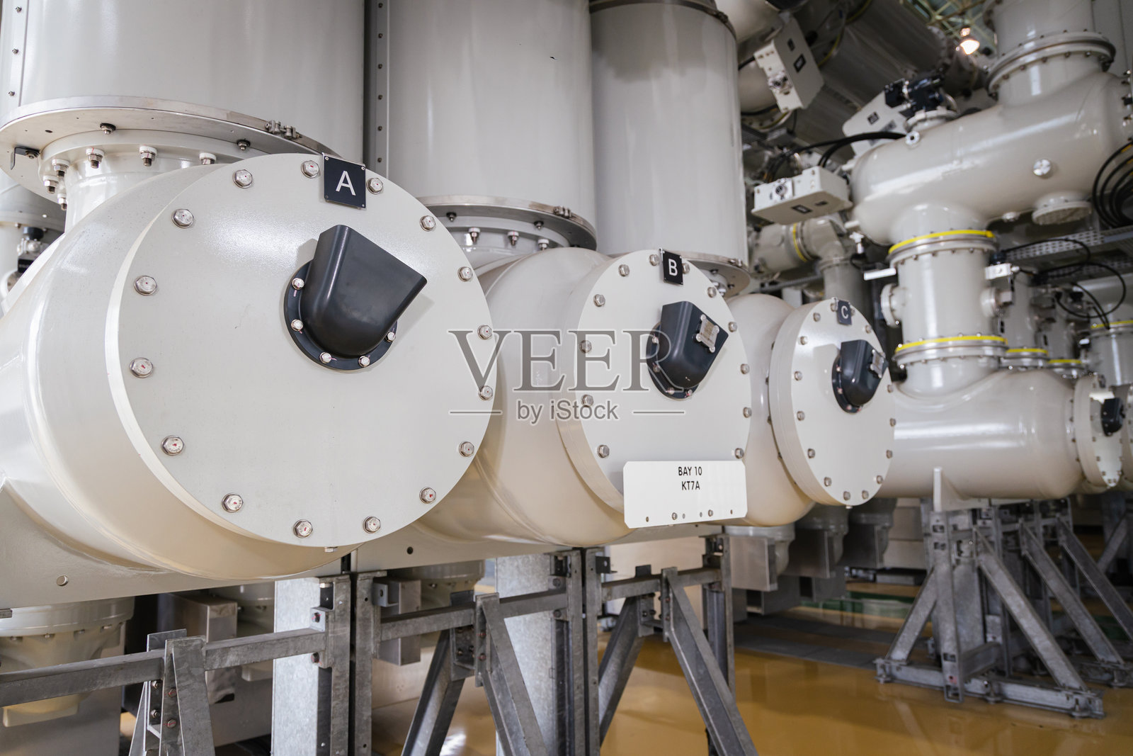 现代化发电厂内部的高压气体绝缘开关设备(GIS),展示了用于能源分配、安全和高效电力传输的先进电气元件照片摄影图片