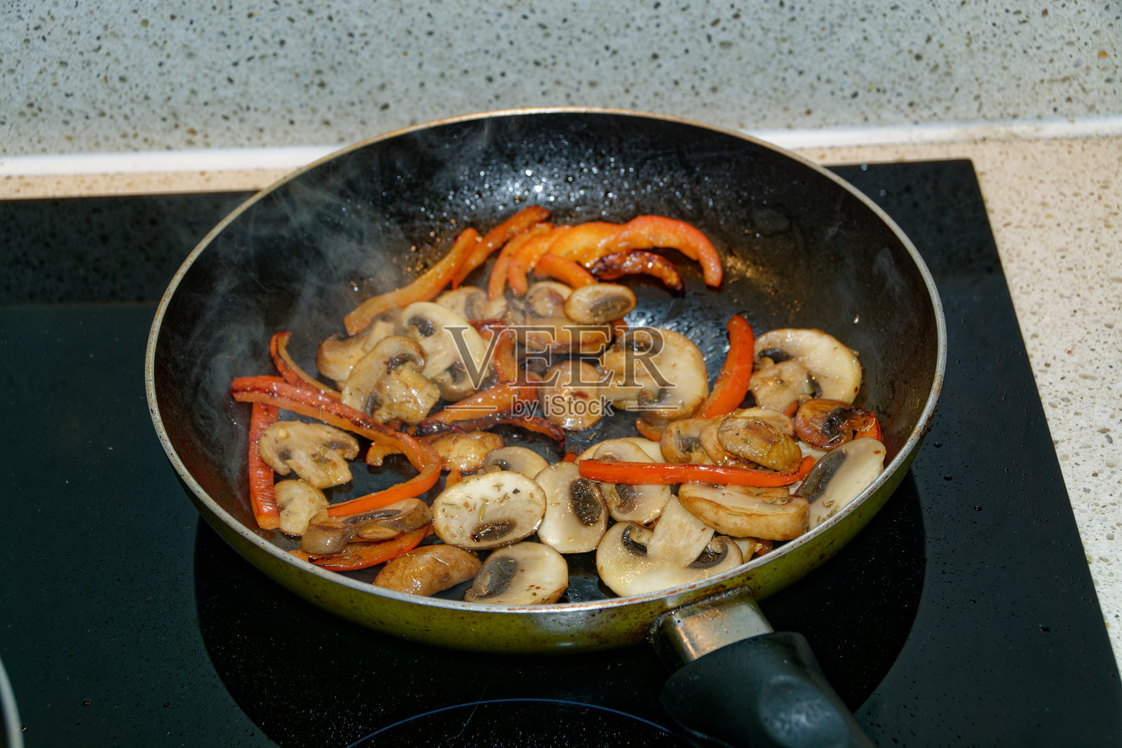 蘑菇和红辣椒照片摄影图片