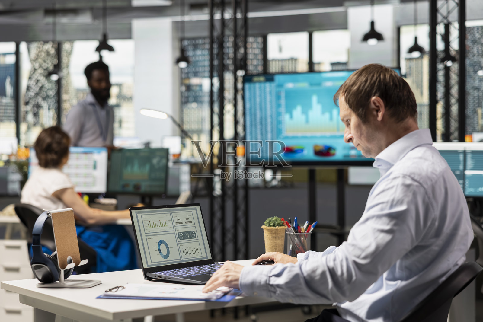 公司专业人士在笔记本电脑上工作照片摄影图片