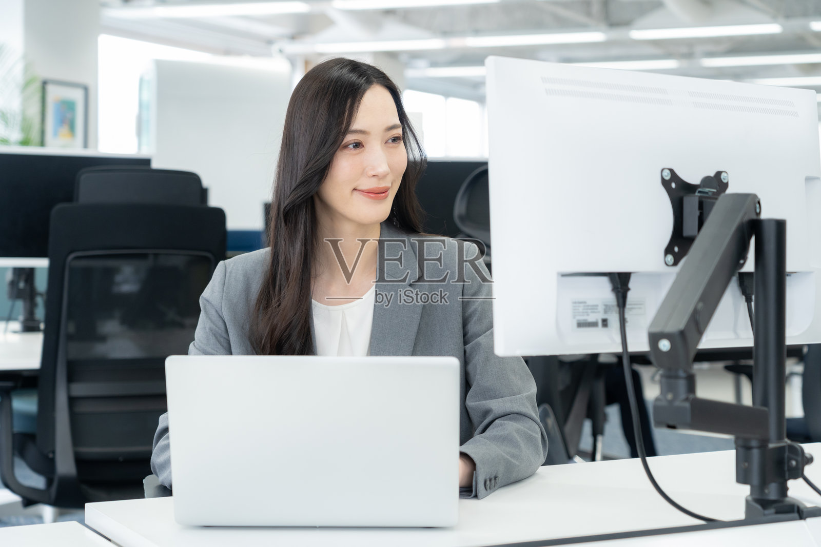 女商人正在办公室工作照片摄影图片