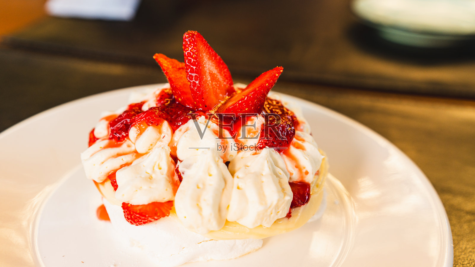 盘子里的草莓巴甫洛娃甜点照片摄影图片