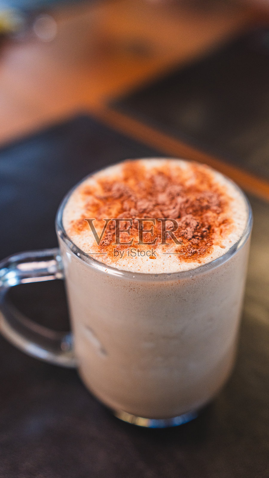 撒有巧克力粉的美味冰咖啡照片摄影图片