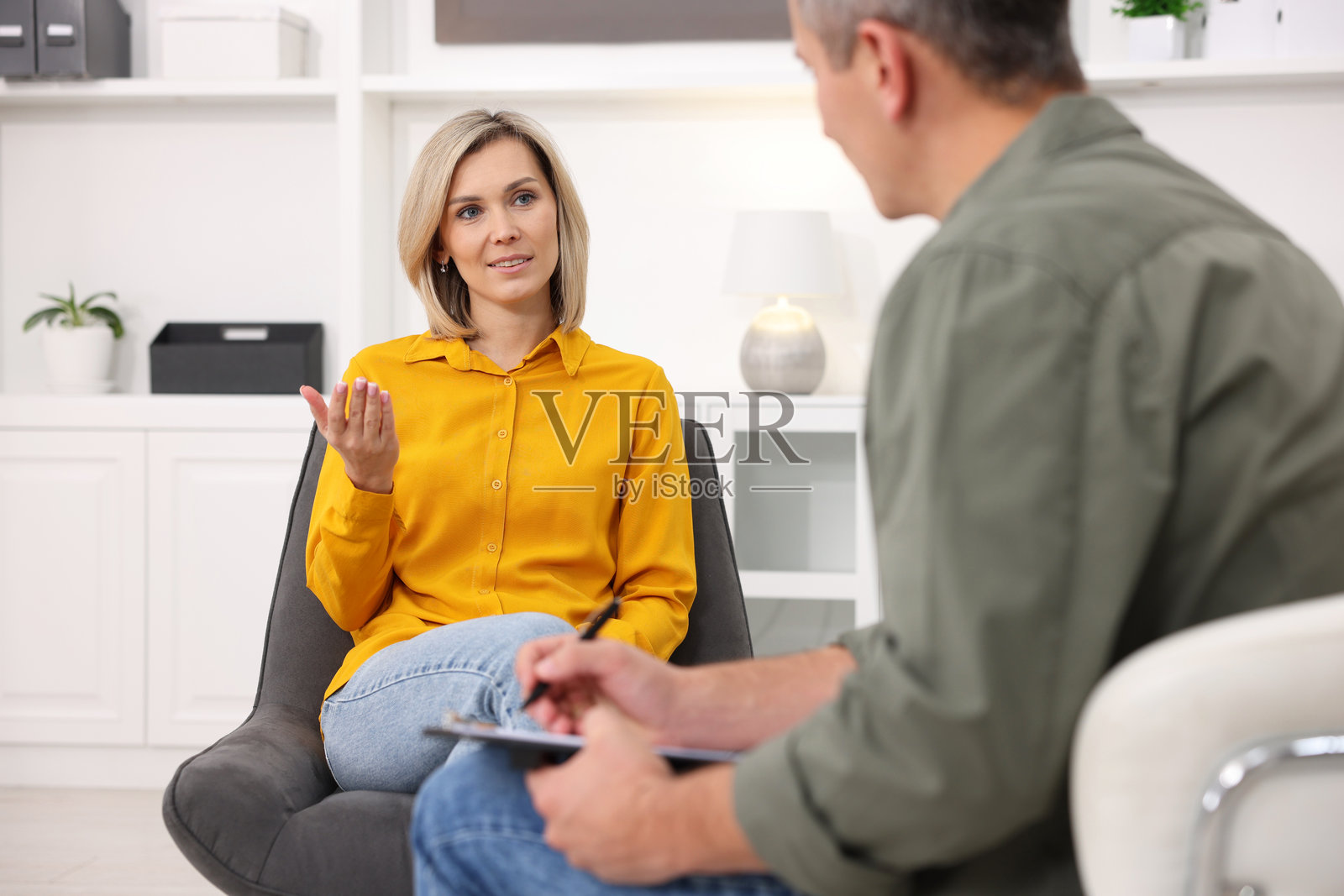 专业的心理医生在办公室里为病人提供咨询照片摄影图片