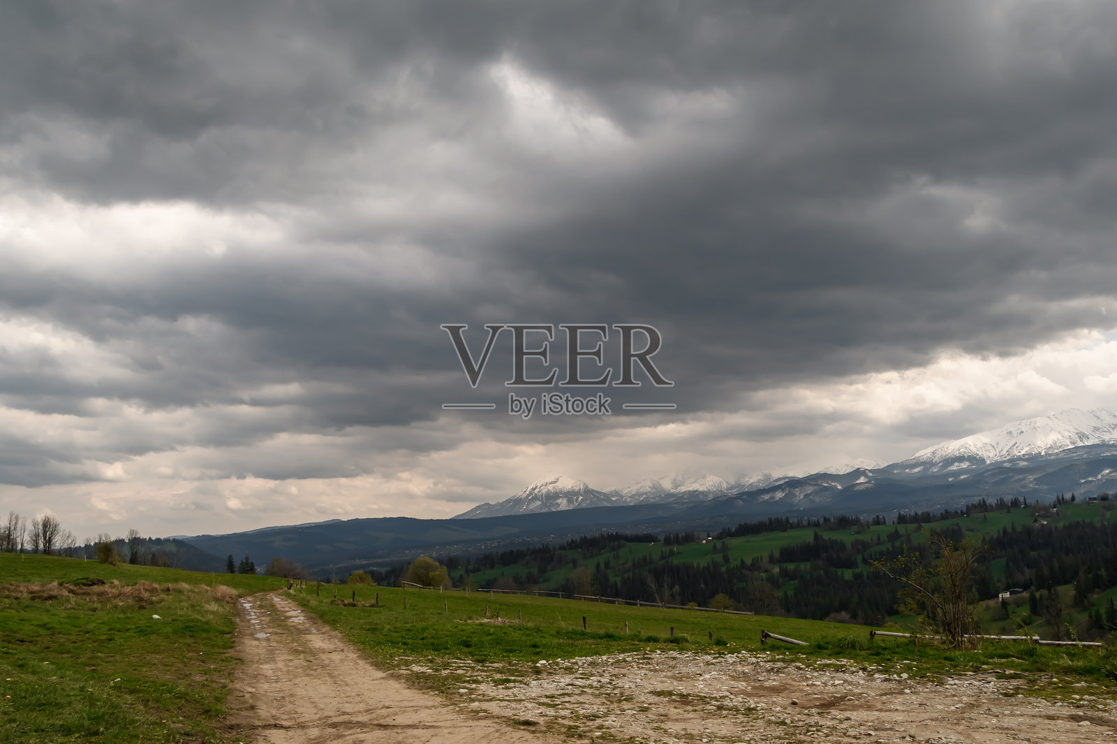 山间徒步小径,即将面临风雨交加的危险天气照片摄影图片
