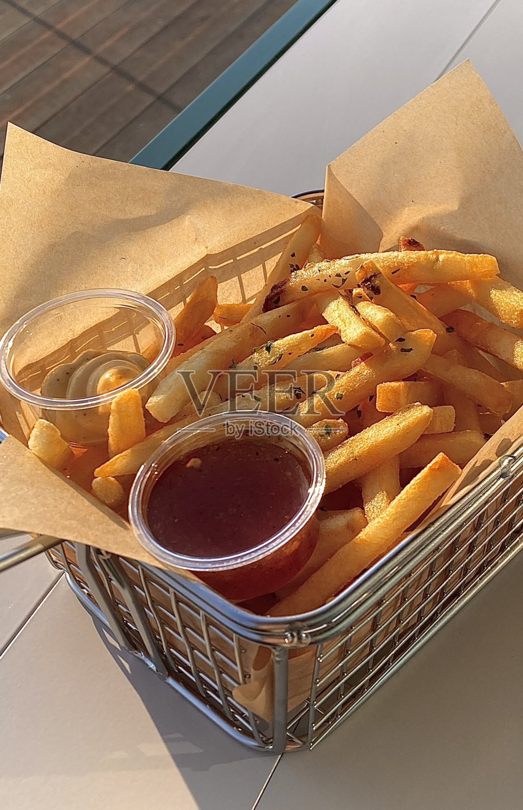 香脆金黄的炸薯条,口感酥脆又松软,恰到好处。撒上少许盐,无论是作为零食还是配菜都非常理想,搭配番茄酱、蛋黄酱或您最喜欢的蘸酱都非常美味。照片摄影图片