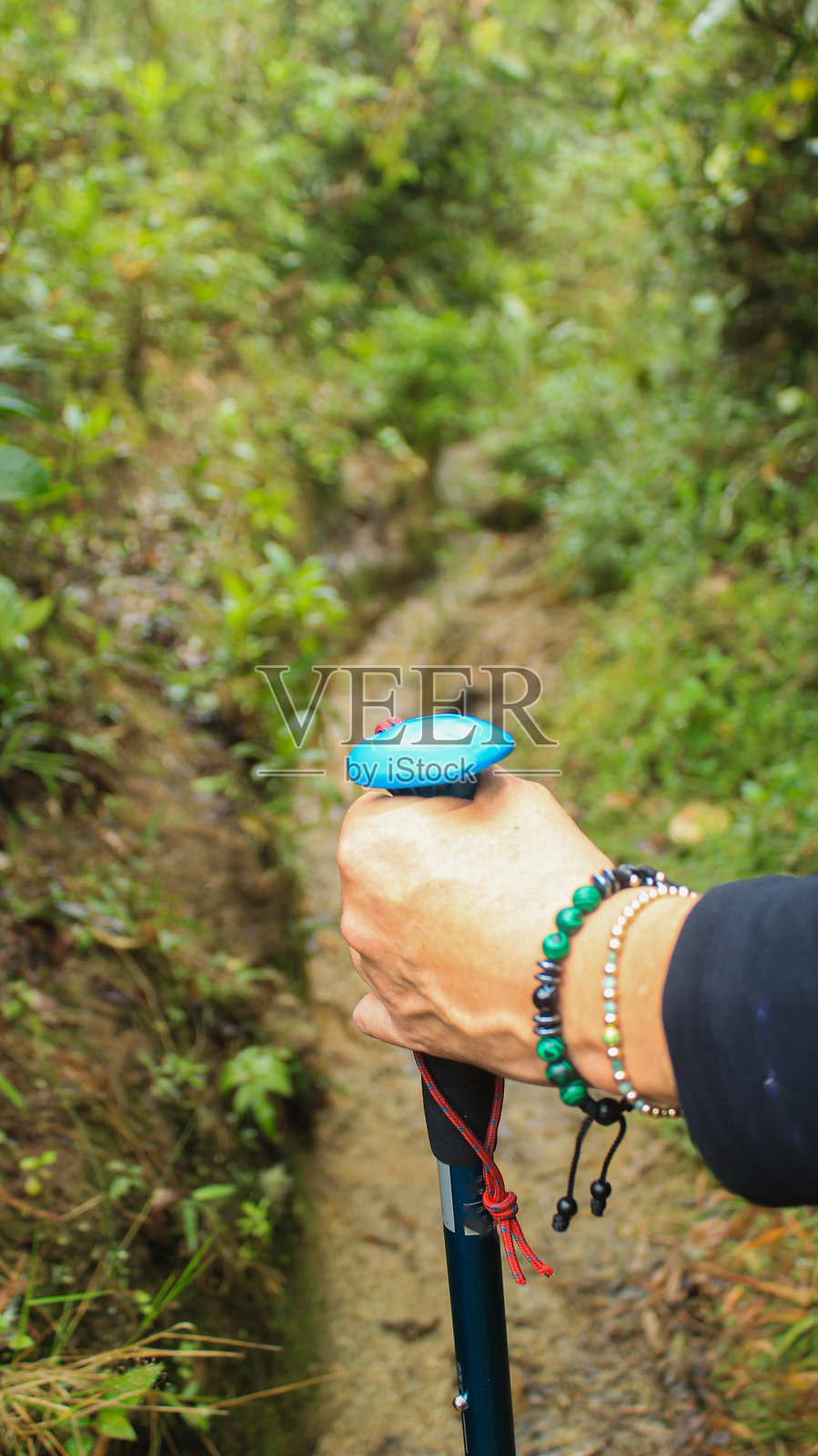 手持登山杖照片摄影图片