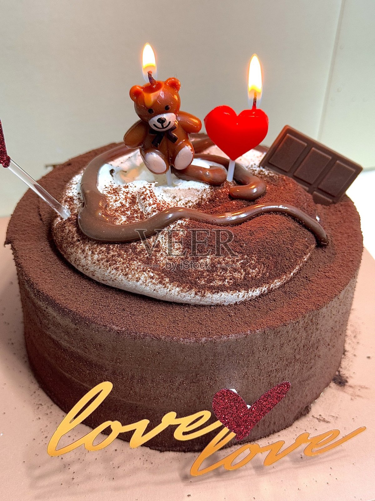 浓郁湿润的巧克力蛋糕,口感丝滑如天鹅绒,风味浓郁醇厚。每一口都是令人满足的甜蜜享受,是甜点爱好者的完美选择。照片摄影图片