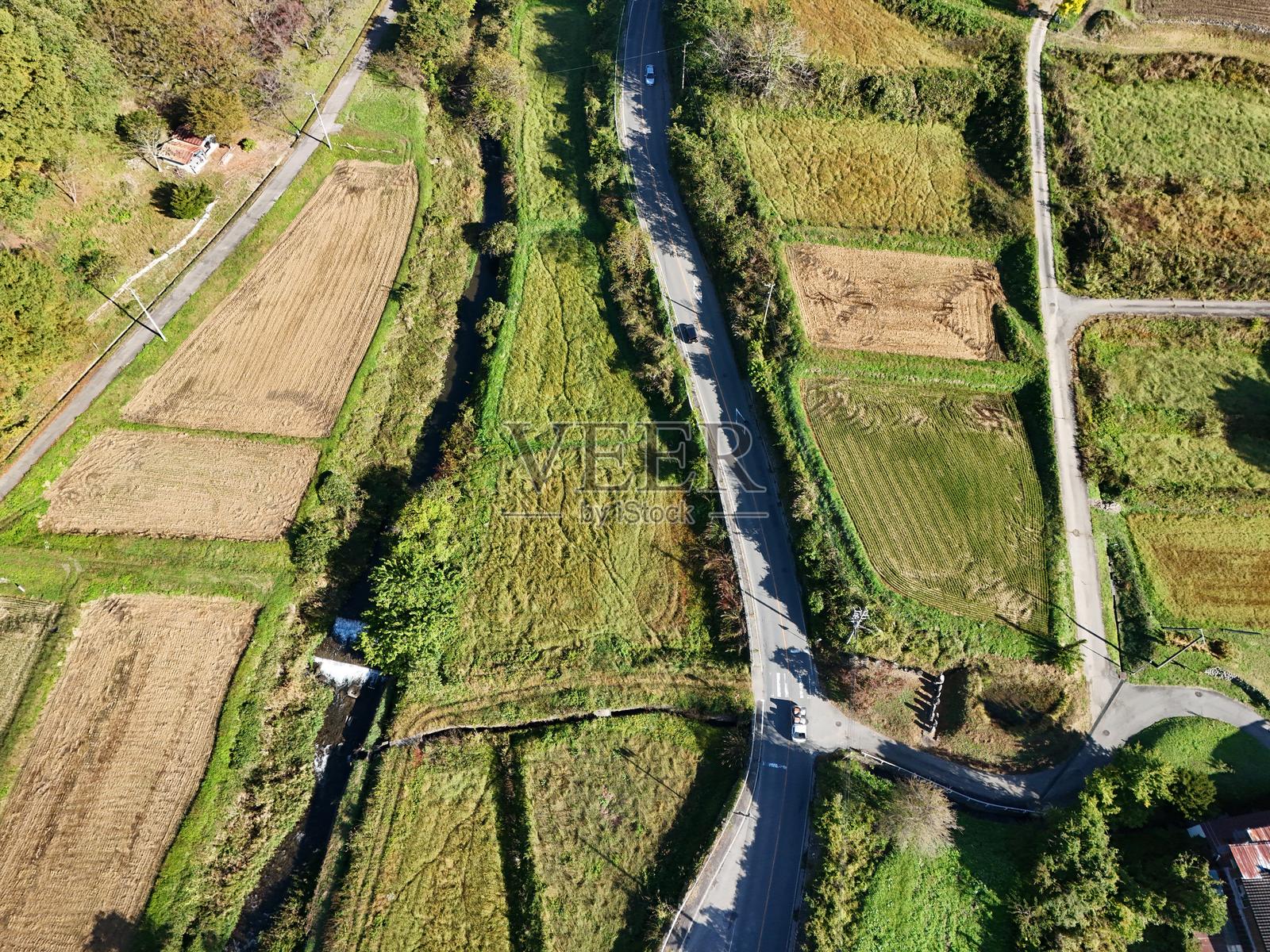 一条道路穿过的乡村地区照片摄影图片
