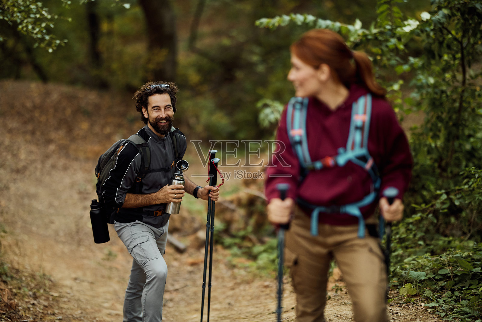 一对情侣在自然中享受徒步旅行,徒步穿越森林小径照片摄影图片