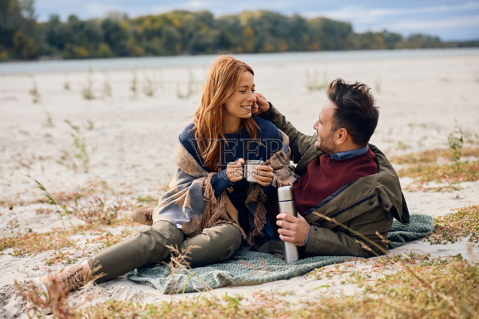 恩爱的夫妇在秋天的自然环境中交流,享受美好时光。照片摄影图片