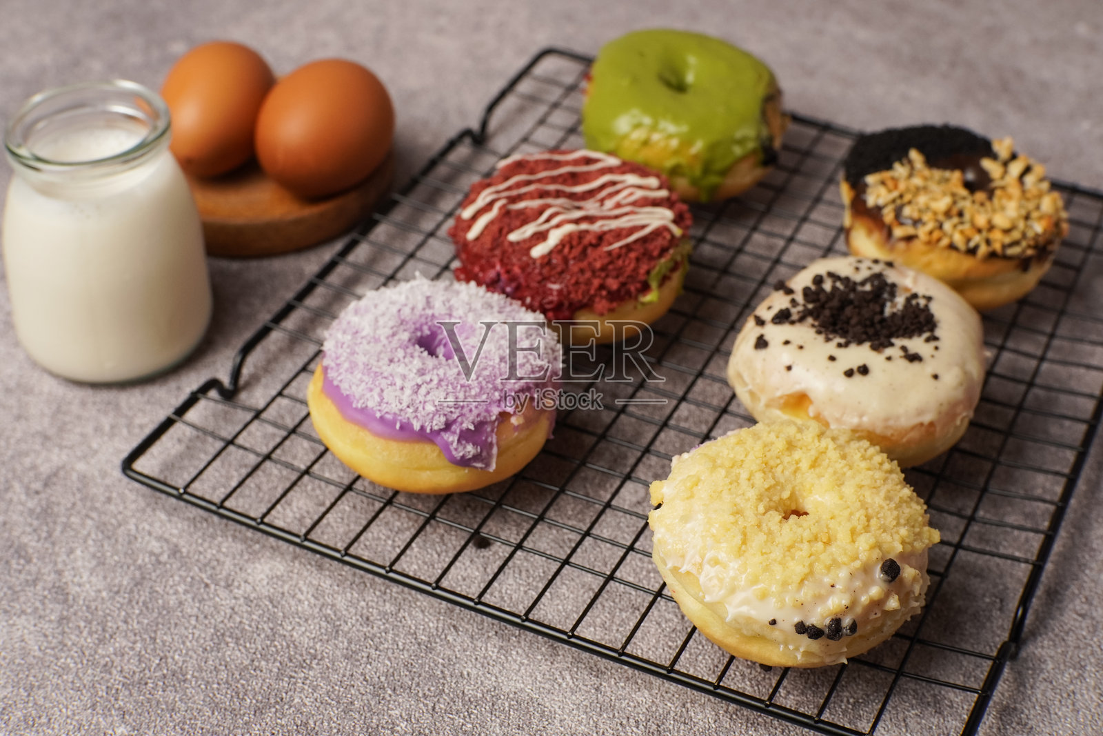 色彩缤纷的甜甜圈象征着孩子面前的甜蜜诱惑照片摄影图片