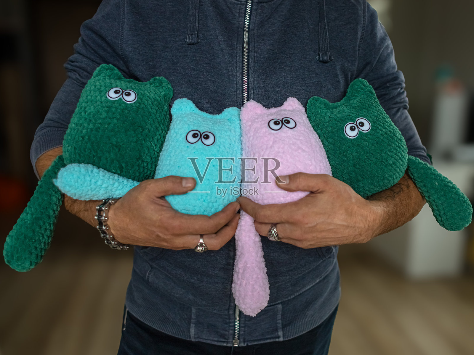 用毛绒纱线以阿米巴技法制作的可爱针织猫玩偶照片摄影图片