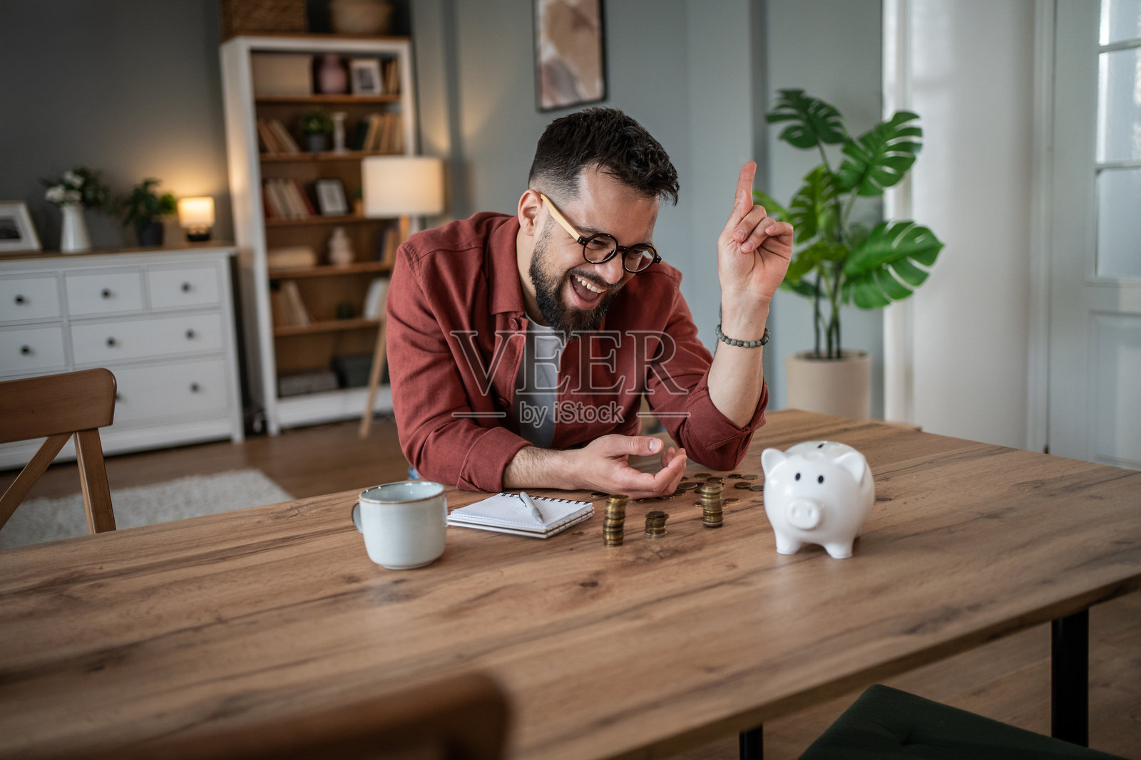 男人有了省钱的好主意照片摄影图片