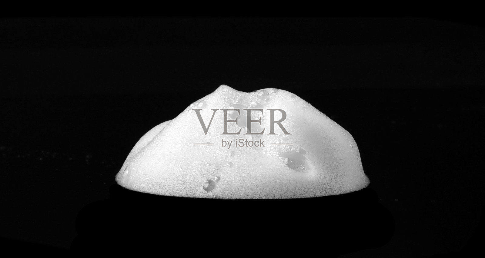 黑色背景,象征清洁、卫生、清新和纯净,非常适合设计、家居用品、浴室概念和广告宣传活动。照片摄影图片