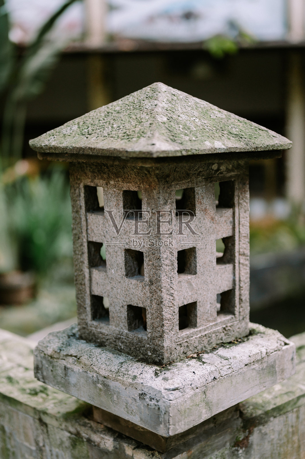 长满青苔的屋顶细节的饱经风霜的石头花园灯笼照片摄影图片