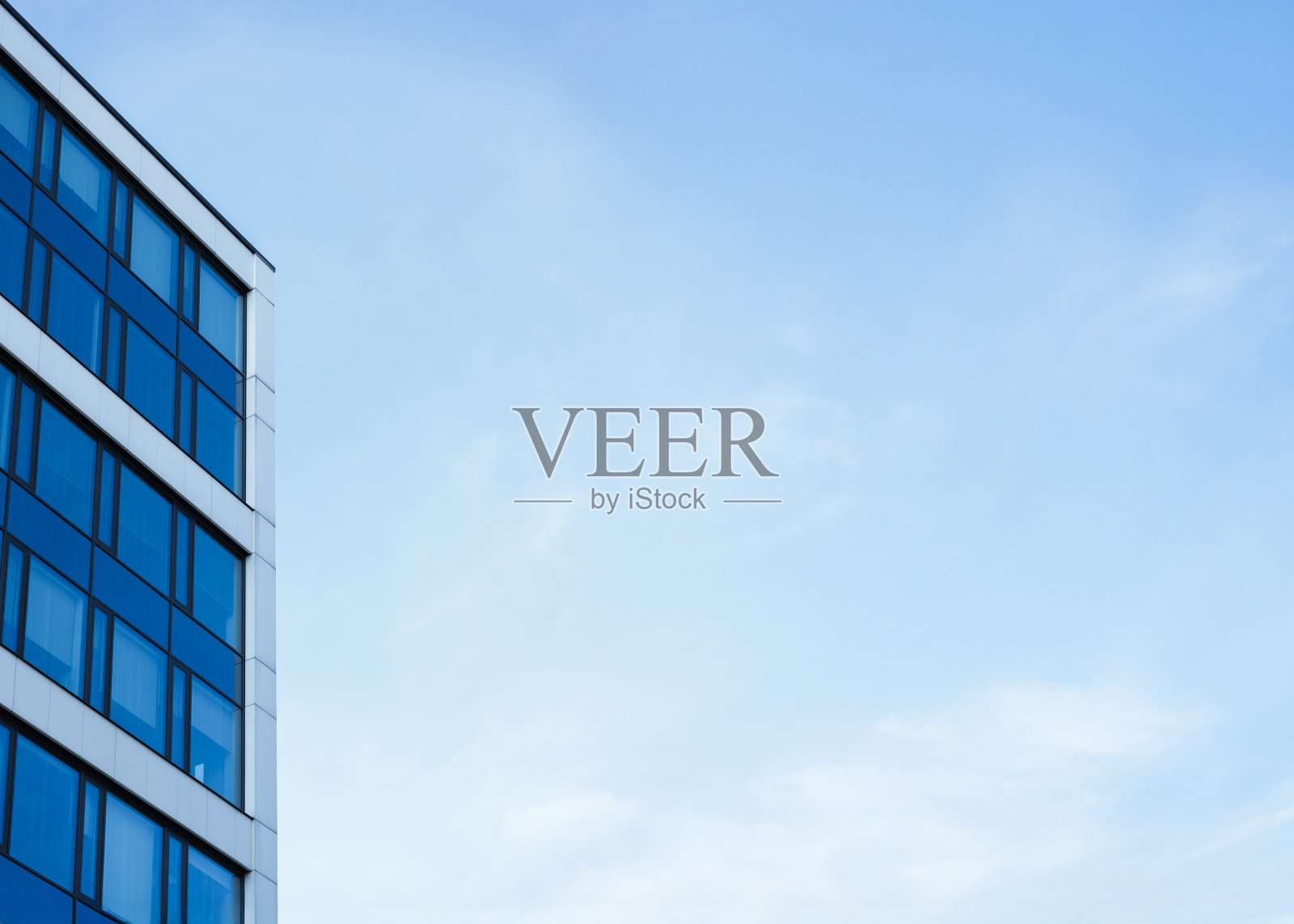 晴朗天空下的现代办公楼照片摄影图片