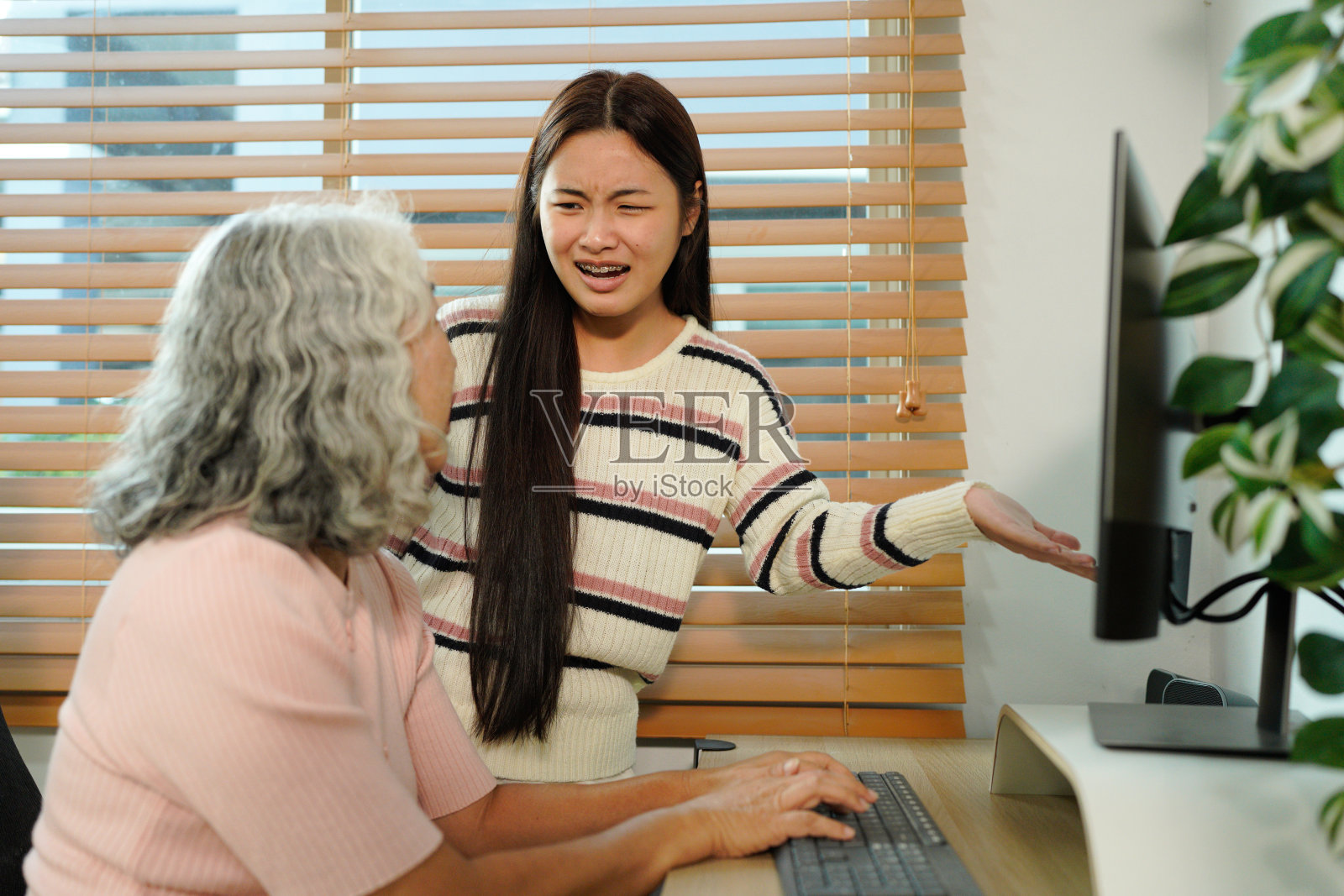 孙女在家教奶奶使用电脑照片摄影图片