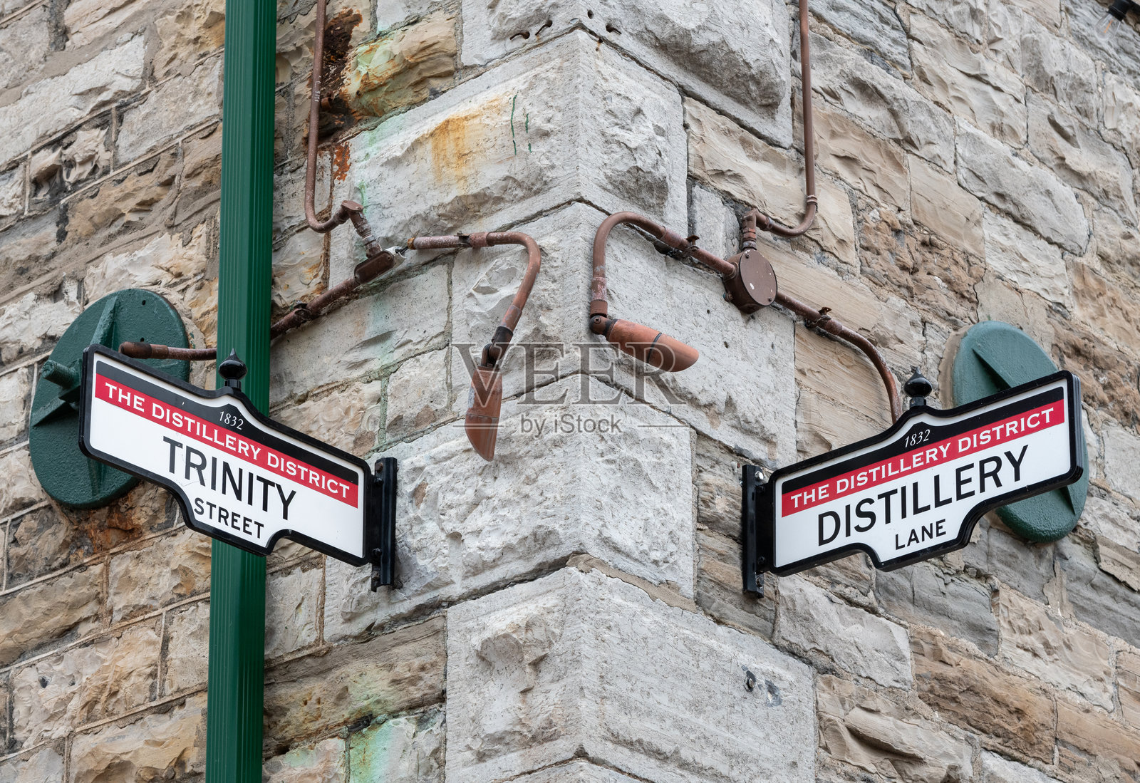 多伦多酿酒区酿酒区和三一街的指示牌照片摄影图片