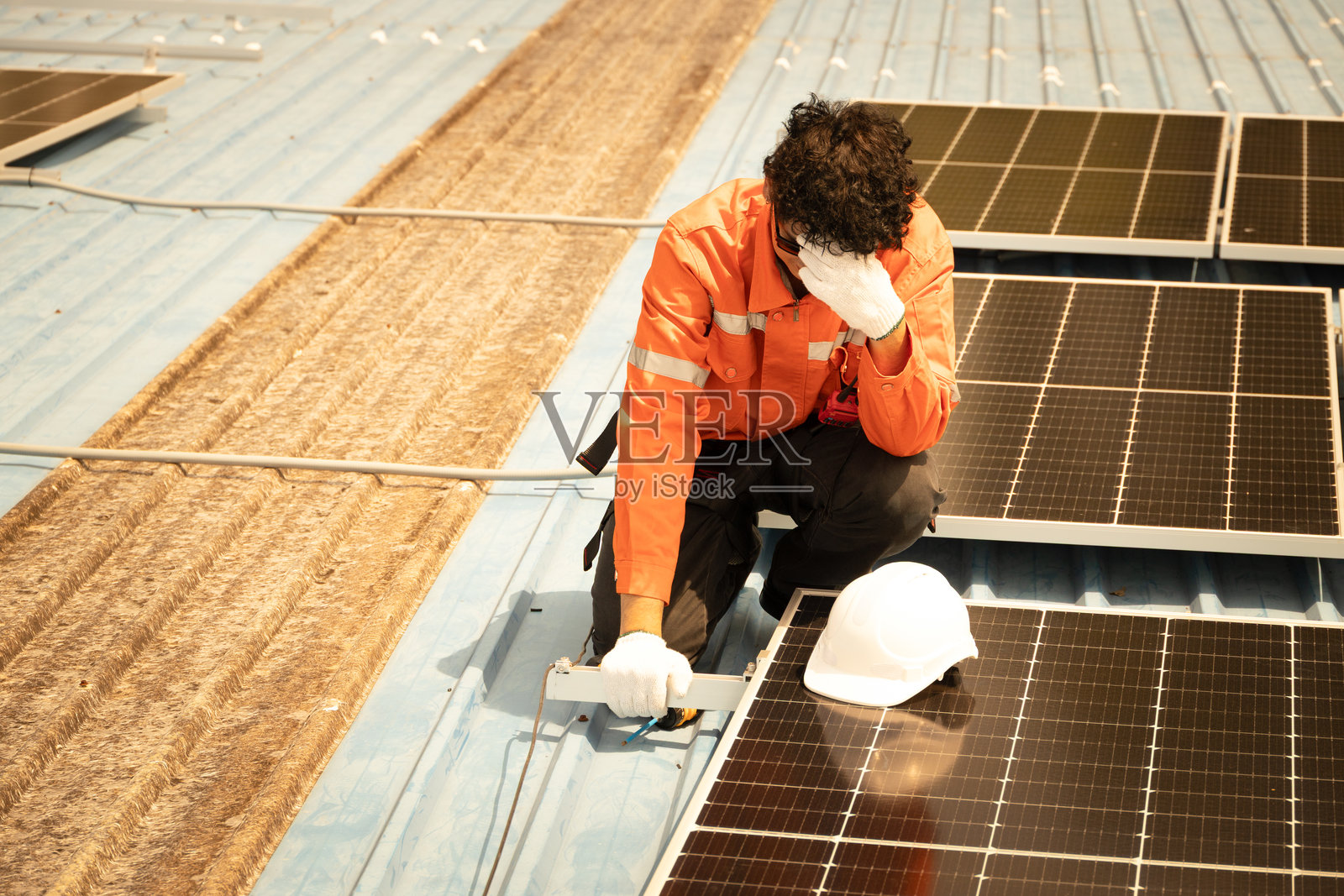 炎热疲惫头晕,中暑的工人在夏日烈日下户外屋顶工作,因脱水而晕倒照片摄影图片