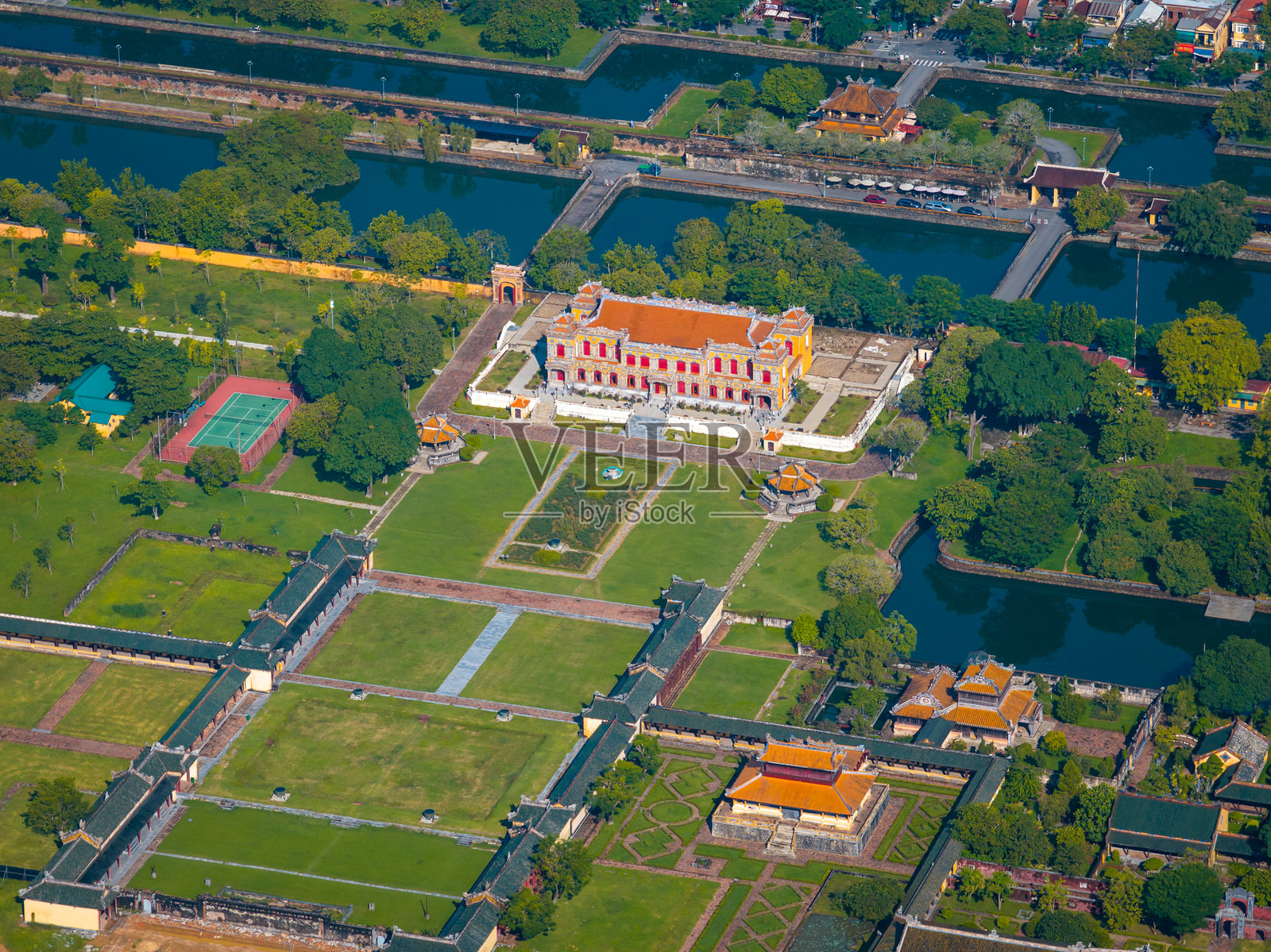 越南顺化皇城和顺化市的鸟瞰图。阮朝皇室宫殿。照片摄影图片