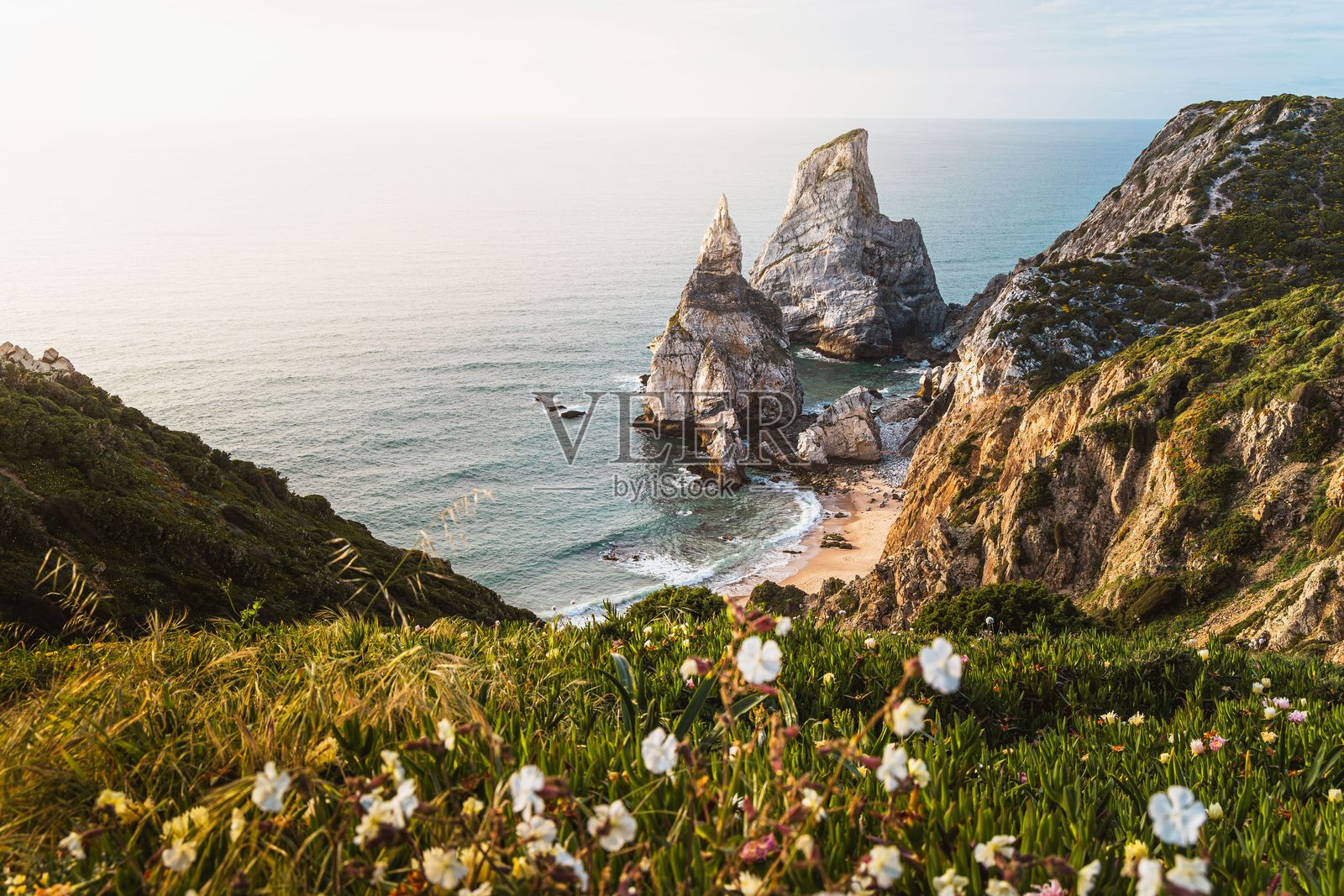 葡萄牙辛特拉的乌尔萨海滩的壮丽海岸景色。照片摄影图片