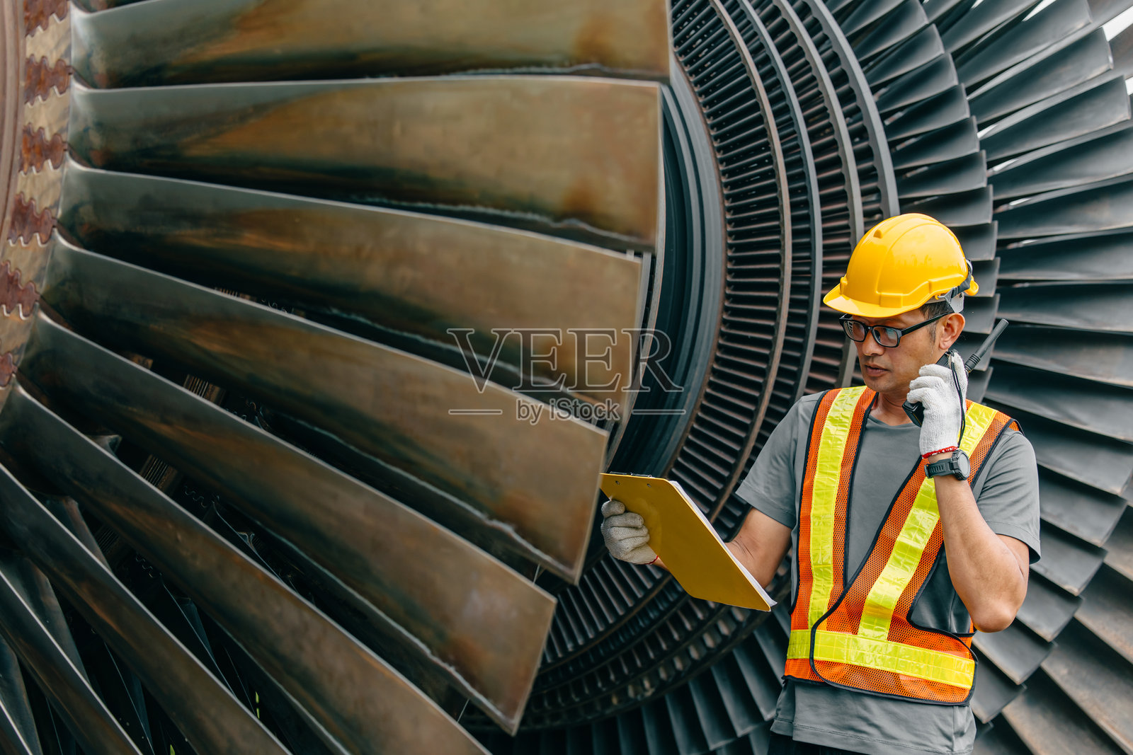 专业亚洲男性工程师在发电厂服务,操作涡轮风扇叶片和发电机照片摄影图片