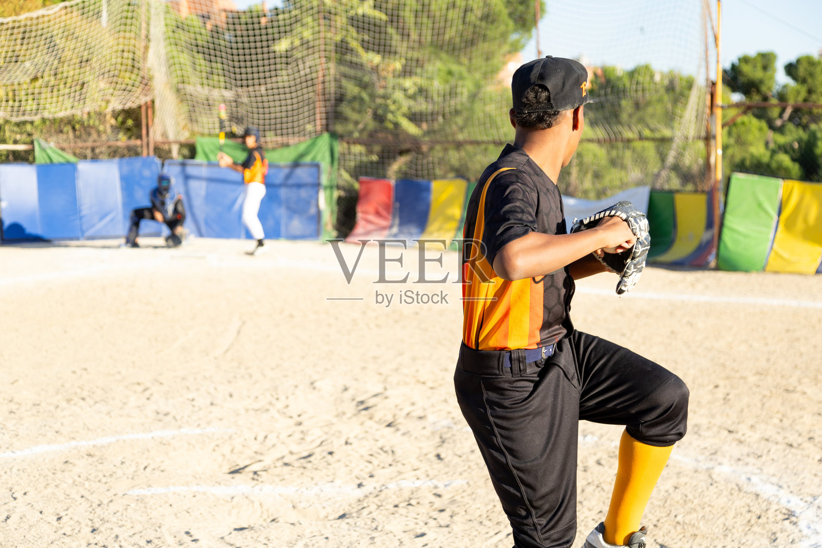 棒球投手在比赛中准备投球照片摄影图片