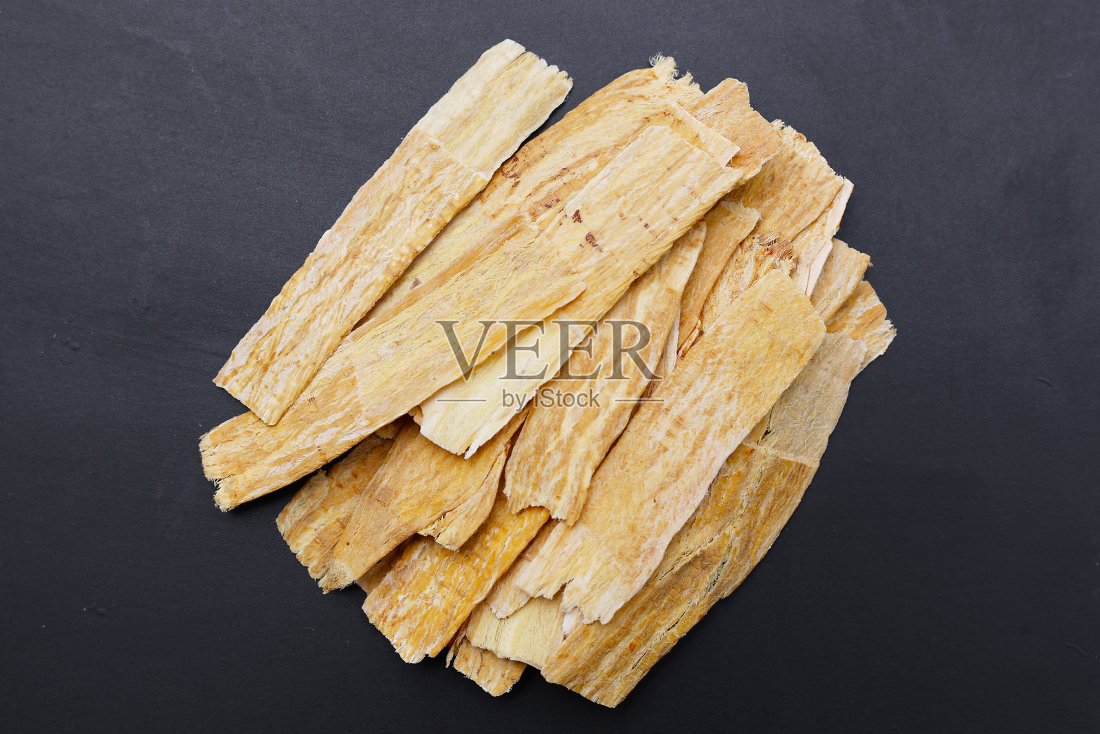 中药材黄芪的干制切片。照片摄影图片