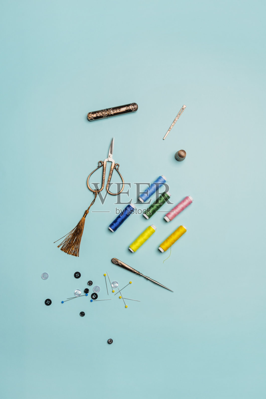 一套用于缝纫的工具,配有线轴照片摄影图片