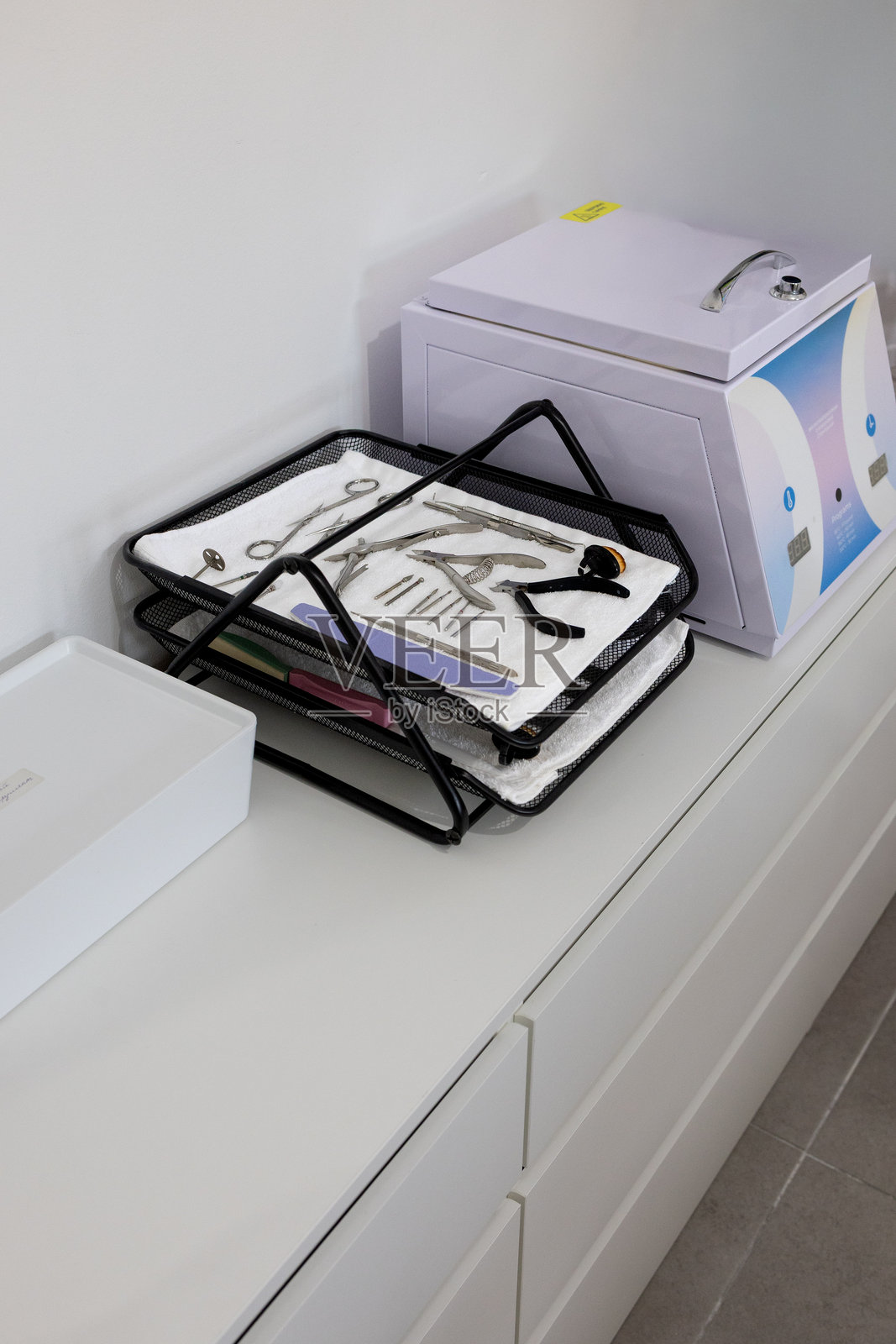 美容院里的专业美甲工具和设备照片摄影图片