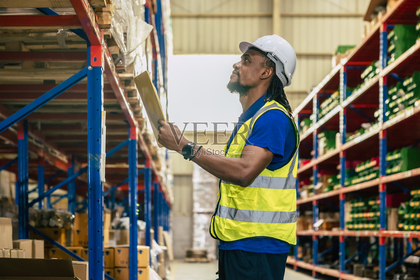 仓库工作人员在物流货运仓库工作,为供应链行业的产品提供服务照片摄影图片