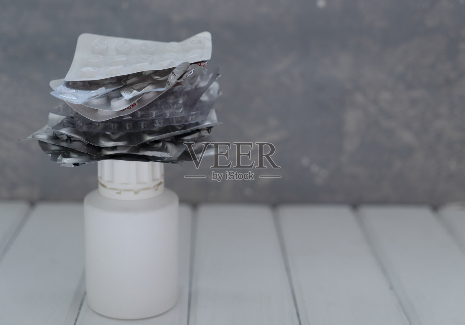 堆叠的药片泡罩包装和药盒照片摄影图片