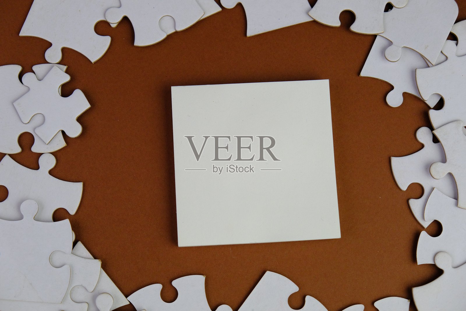 空白纸张旁边有学习用品,没有文字,作为文字空间的模板概念,体现商业与教育的结合。照片摄影图片