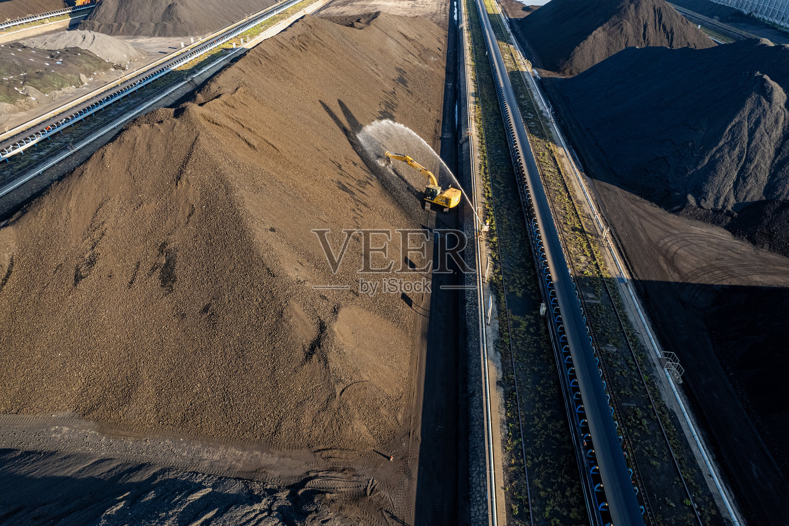 煤矿机械作业的鸟瞰图照片摄影图片
