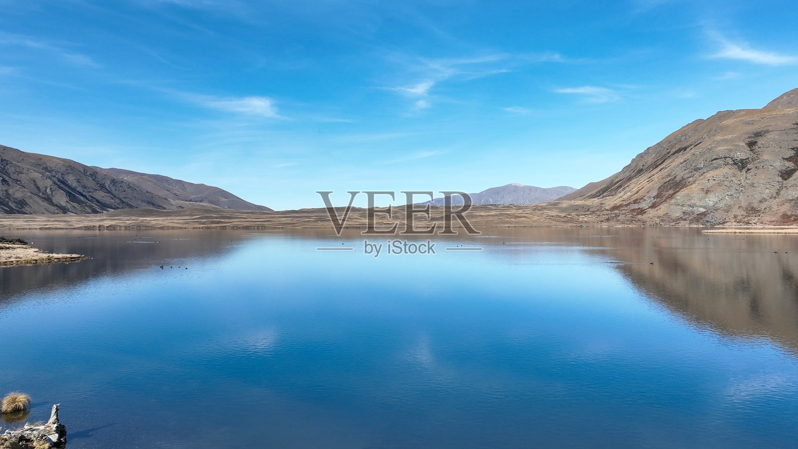 阿什伯顿保护公园里的小型高山湖泊照片摄影图片