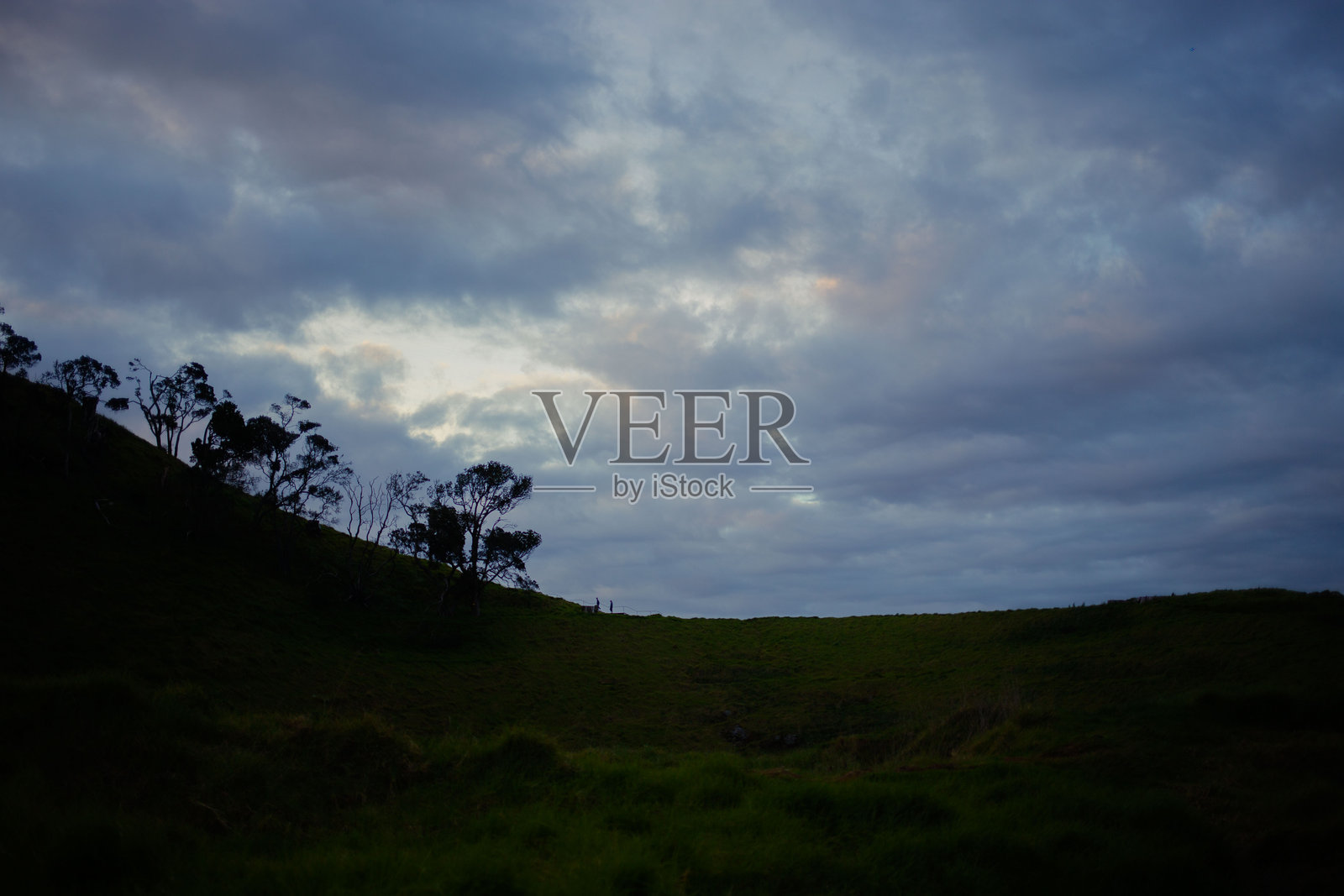 高处俯瞰日落时分的海景和郊区照片摄影图片