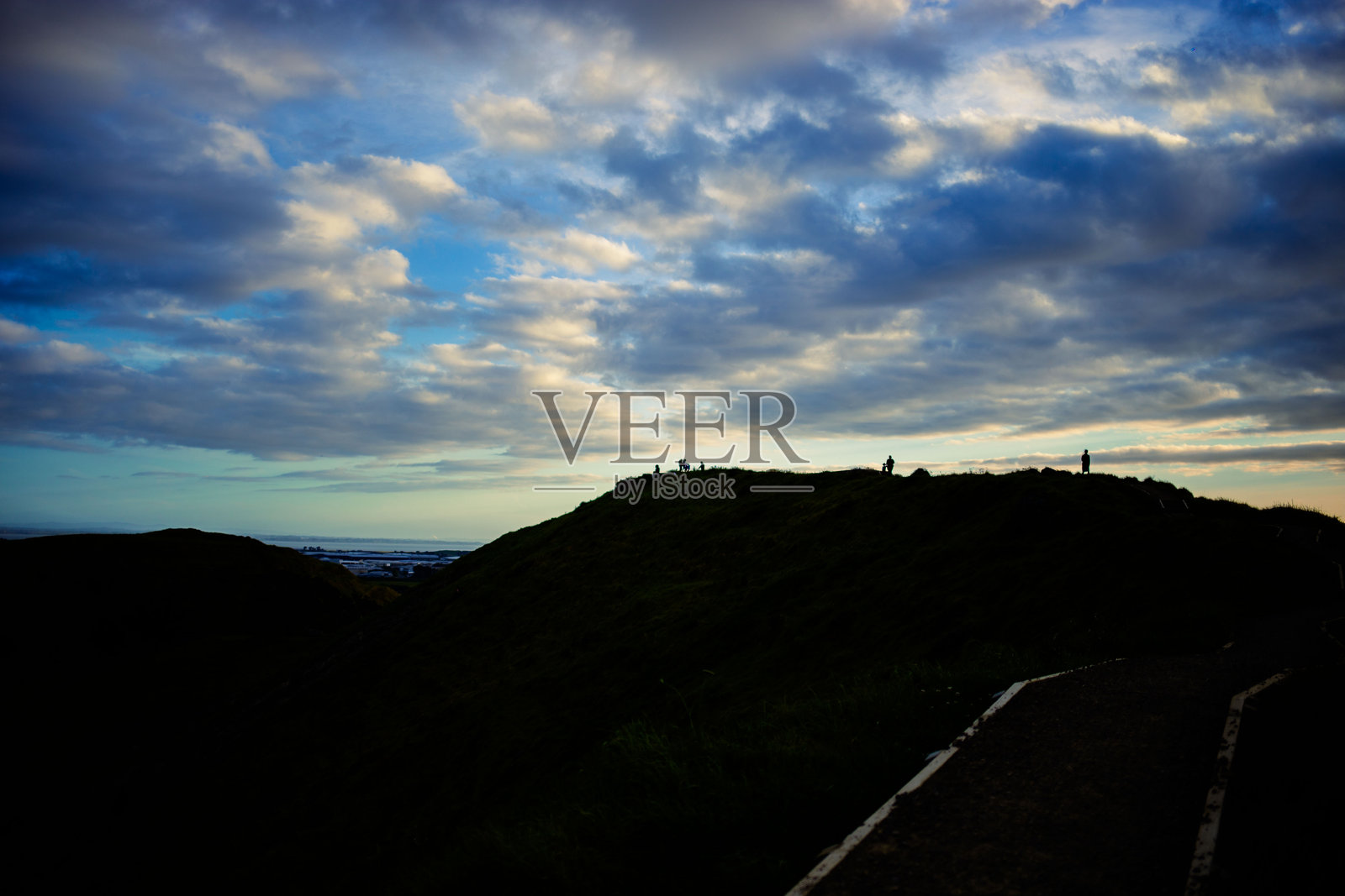 高处俯瞰的日落海景及郊区风光照片摄影图片