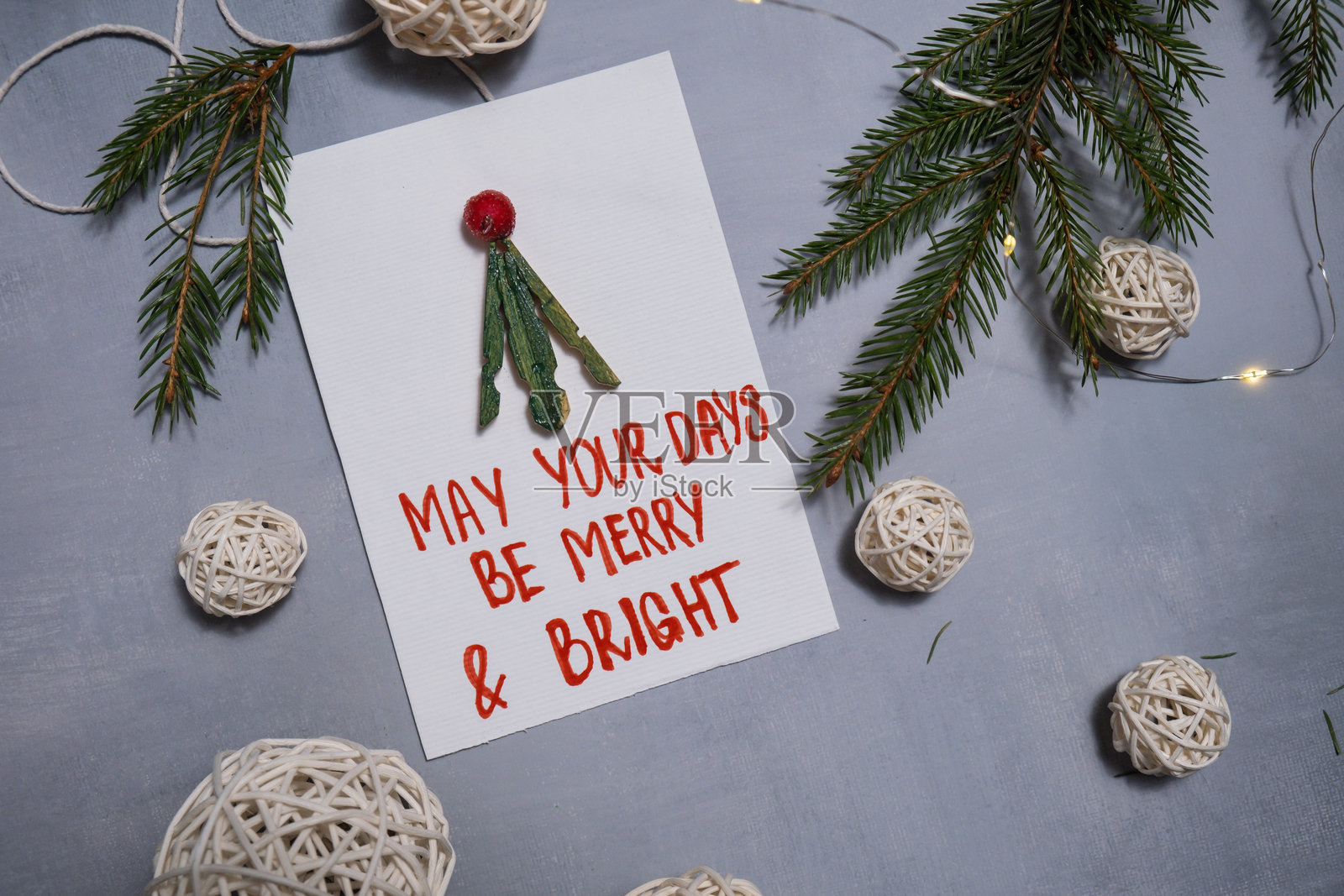 讲述制作手工圣诞贺卡节日礼物的过程。亲身实践的体验活动。创意自制礼物的教学课程进展。季节性的家庭生活微小瞬间爱好。照片摄影图片