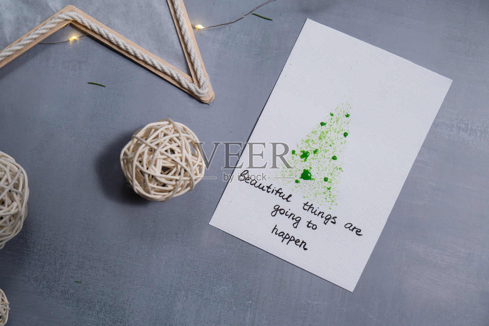 圣诞树 手工制作圣诞贺卡的讲述,节日礼物。亲身参与的触觉活动。创意手工礼物的教学课程进展。季节性的家庭生活瞬间爱好。照片摄影图片