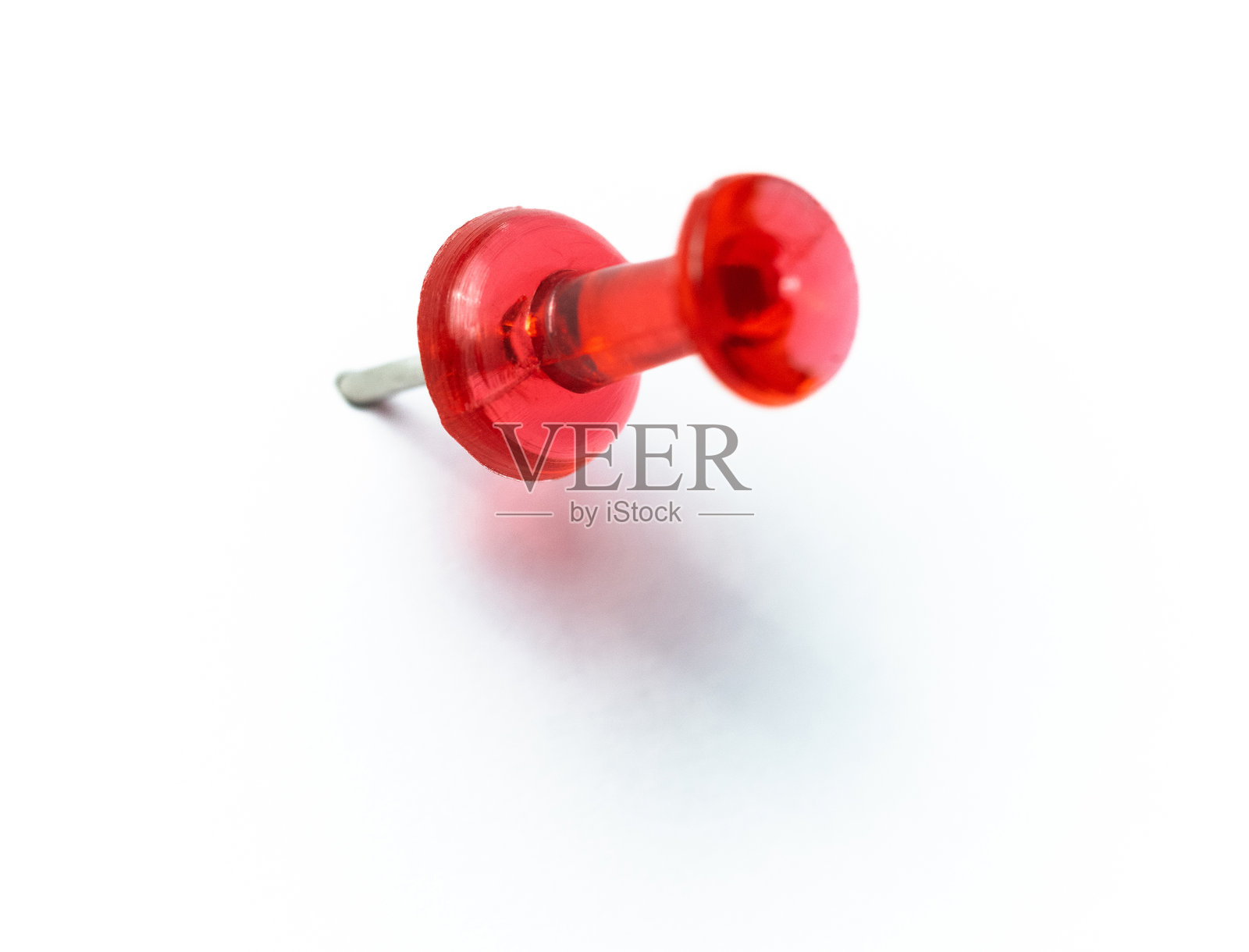 红色的图钉在白色背景上投下阴影照片摄影图片
