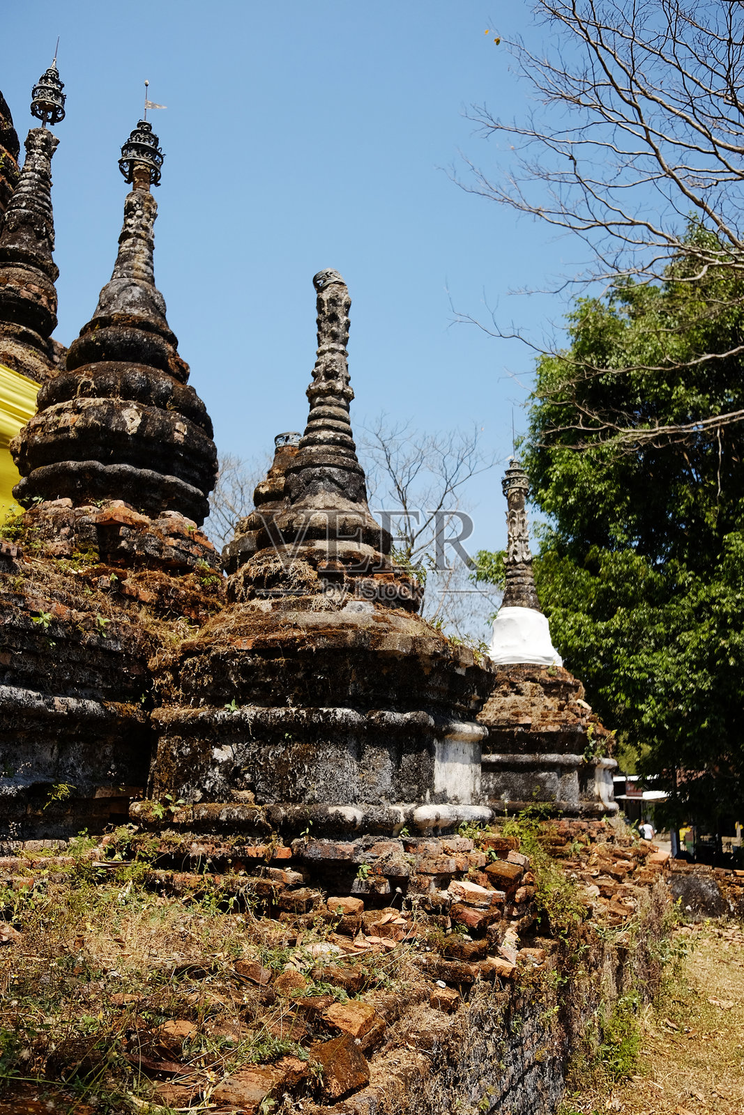 泰国清迈清道寺的古老佛塔,象征着佛教,背景是蓝天。照片摄影图片