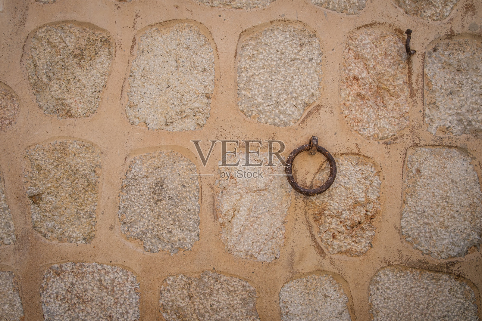 带生锈圆环的古老石墙照片摄影图片