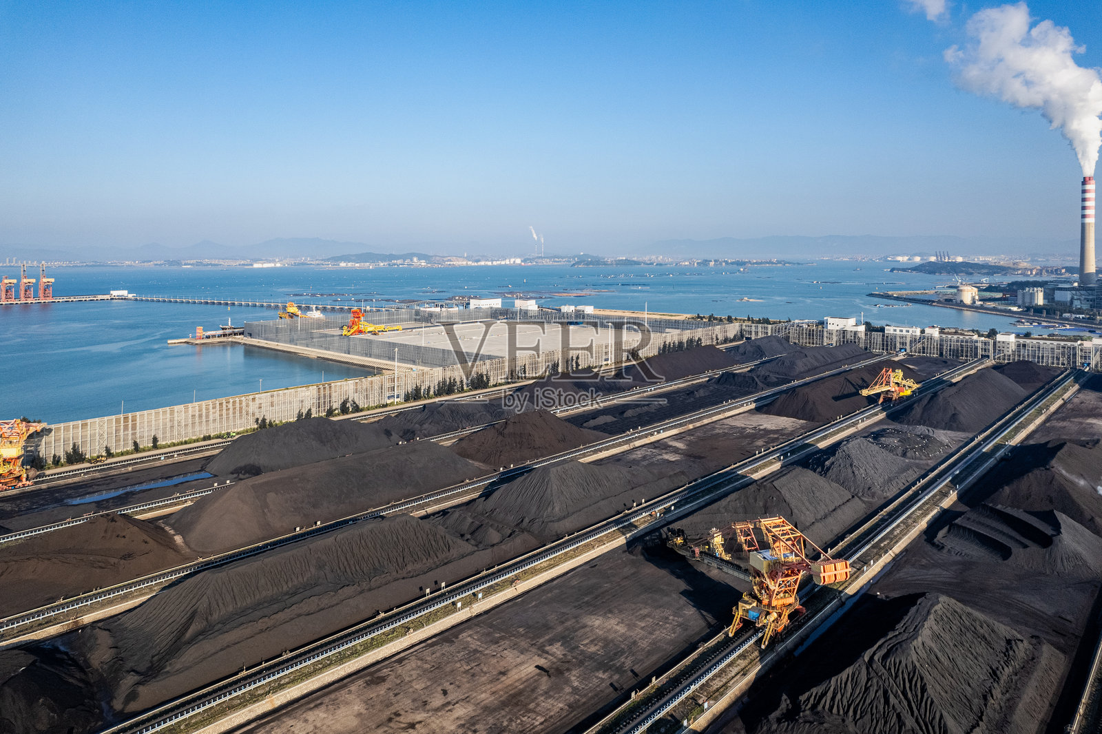 俯瞰海滨煤炭港口照片摄影图片